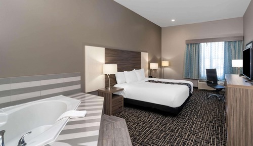 Chambre, 1 très grand lit, non-fumeurs, bain à remous