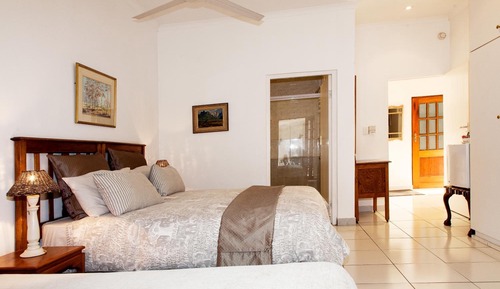 Chambre Familiale, 1 chambre (Queen Bed  + Single Bed / Shower)