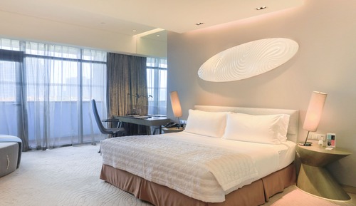 Chambre, 1 très grand lit, vue ville