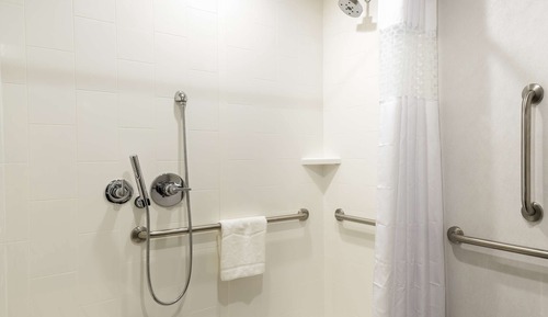 Chambre, 1 très grand lit, accessible aux personnes à mobilité réduite, non-fumeurs (Roll In Shower)