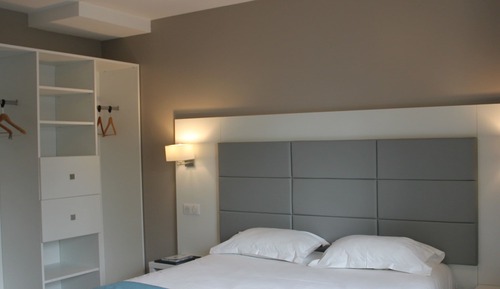 Chambre Double PMR, côté parking et vue sur voie ferrée
