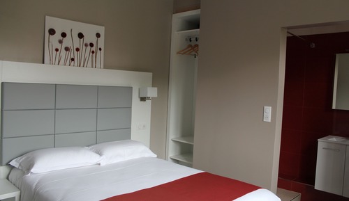 Chambre Simple Classic, côté parking et vue sur voie ferrée