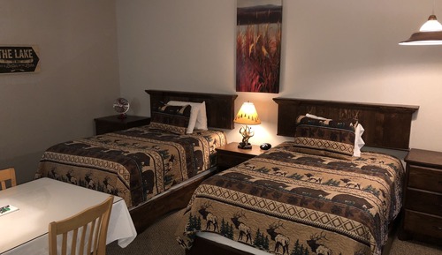 Chambre Double, 2 lits doubles, cuisine, rez-de-chaussée