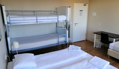 Chambre Familiale, salle de bains commune