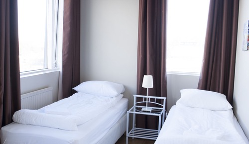 Chambre Standard Double ou avec lits jumeaux, salle de bains commune