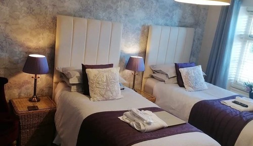 Chambre avec lits jumeaux, salle de bains attenante