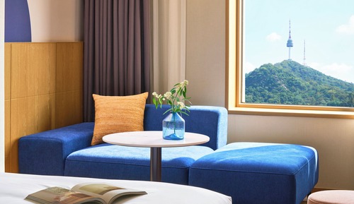 Chambre Premium, 1 grand lit, accès au salon club, vue montagne