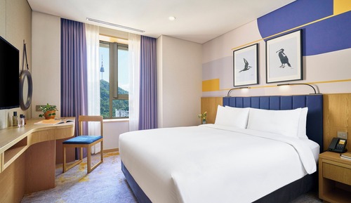 Chambre Deluxe, 1 très grand lit, accès au salon club, vue montagne