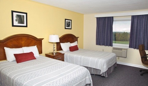 Chambre, 2 lits doubles, vue montagne (Maine Inn)