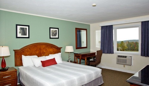 Chambre, 1 très grand lit et 1 canapé-lit (Maine Inn)