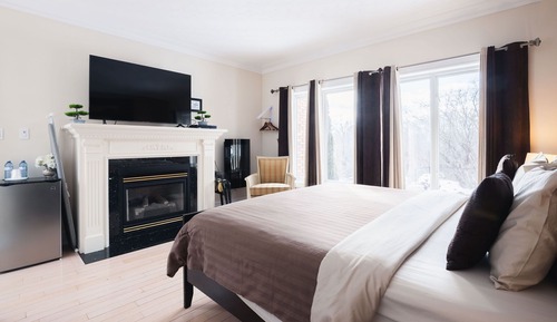 Chambre Double Standard, salle de bains attenante (Fireplace, Main floor)