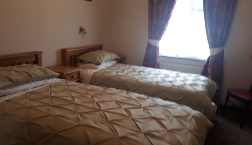 Chambre avec lits jumeaux, salle de bains privée