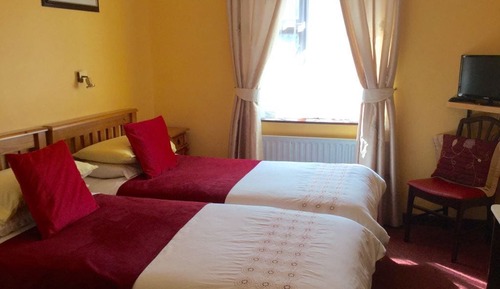 Chambre avec lits jumeaux, salle de bains commune