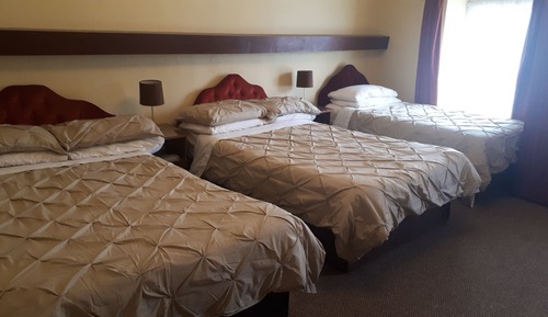 Chambre Familiale, salle de bains commune