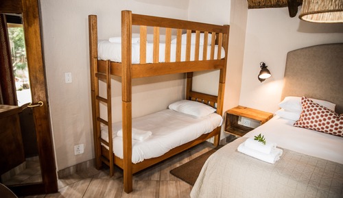 Chambre Familiale, salle de bains attenante