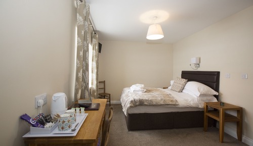 Chambre Supérieure Double ou avec lits jumeaux (Ensuite with Shower)