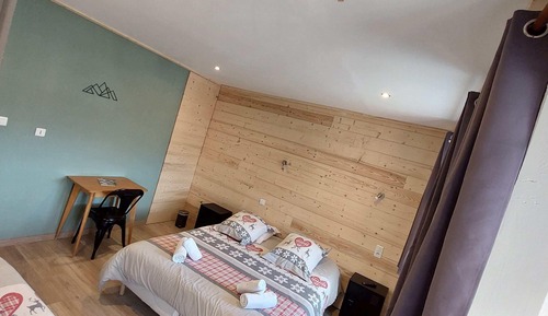 Chambre Triple Classique, non-fumeurs, salle de bains attenante (Chambre 8 (2 pers))