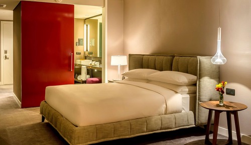 Chambre, 1 très grand lit, vue fleuve