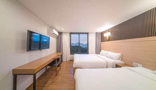 [2 Highball + Free snack] Standard Twin Room