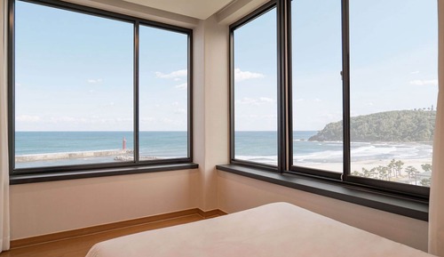 [Breakfast for 2 PKG] [2 highballs + free snacks] Corner Suite Room