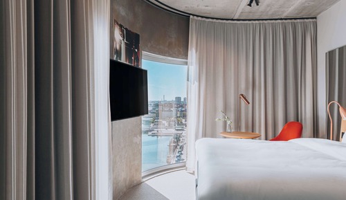Chambre, 1 très grand lit, vue ville