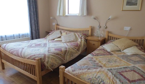 Chambre Triple, salle de bains attenante