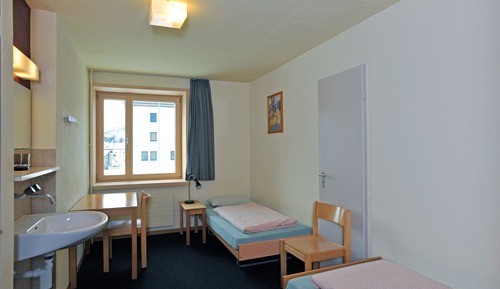 Chambre avec lits jumeaux, salle de bains commune