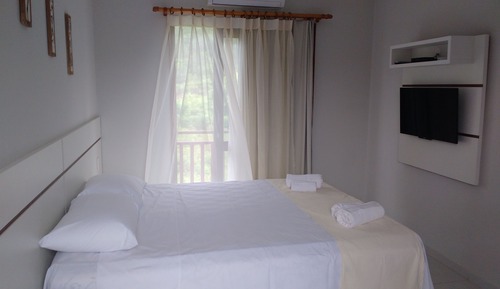 Chambre, vue partielle sur la mer