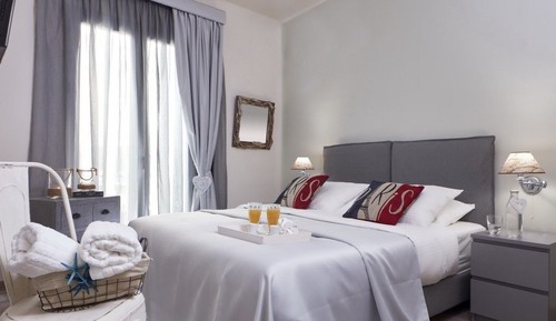 Chambre Triple Supérieure, vue partielle sur la mer