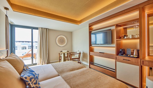 Suite Junior, terrasse, vue partielle sur la mer