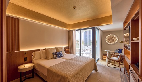 Chambre Double, balcon, vue partielle sur la mer