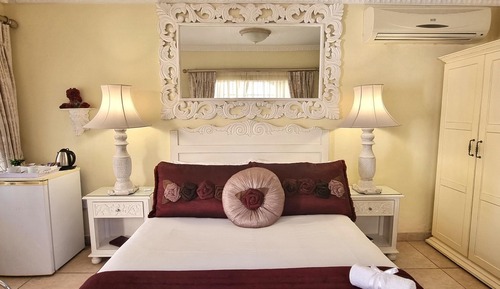 Chambre Supérieure, 1 très grand lit, en bord de piscine
