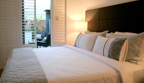 Suite Luxe, 1 très grand lit, coin cuisine, vue cour intérieure