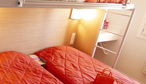 Chambre Standard, 3 lits une place (Shared Bathroom)