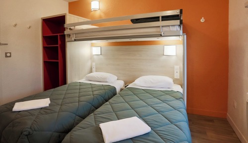 Chambre Standard, 3 lits une place (Shared Bathroom)