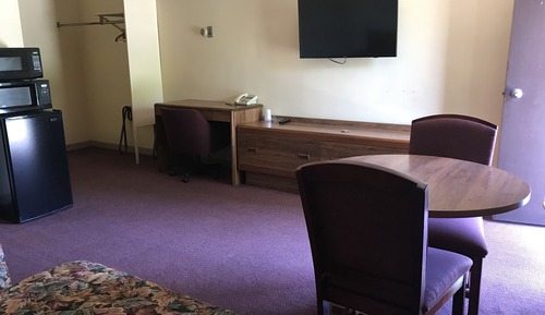 Chambre, 2 grands lits, fumeurs, réfrigérateur et four à micro-ondes