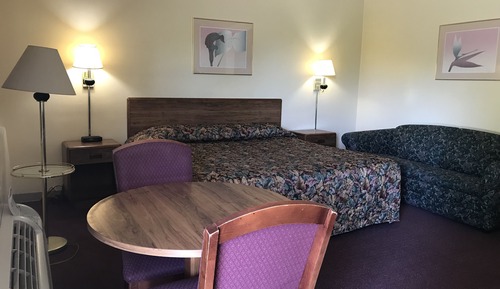 Chambre, 1 très grand lit, non-fumeurs, réfrigérateur et four à micro-ondes