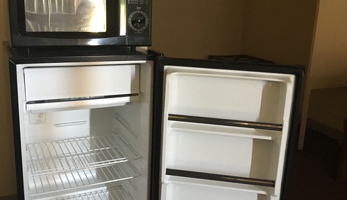 Chambre, 1 très grand lit, fumeurs, réfrigérateur et four à micro-ondes
