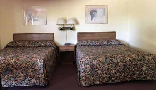 Chambre, 2 grands lits, non-fumeurs, réfrigérateur et four à micro-ondes