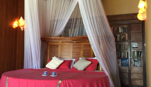 Suite Deluxe, 1 très grand lit, salle de bains privée, vue partielle sur la mer
