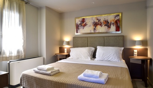 Suite Two Bedroom Split Level with Sharing Pool and Mountain View