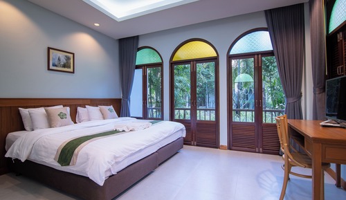 Chambre Double Deluxe, 1 très grand lit, réfrigérateur, vue jardin