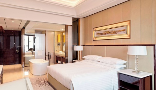 Chambre, 1 très grand lit, fumeurs