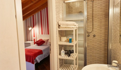 Chambre avec lits jumeaux, 2 lits une place, salle de bains attenante