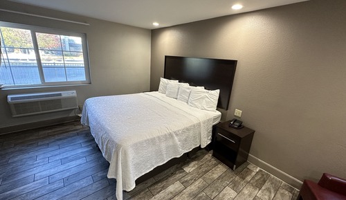 Chambre Standard, 1 très grand lit (Smoke Free)