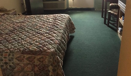 Chambre, 1 très grand lit, fumeurs