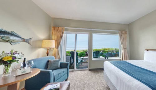 Chambre, 2 grands lits, patio, en front de mer