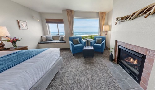 Chambre, 1 très grand lit, cheminée, en front de mer