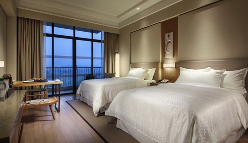 Chambre, 2 lits doubles, balcon, vue montagne