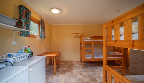 Cabane, plusieurs lits, salle de bains commune (14 m2)